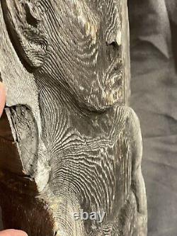 Sculpture suspendue figurative en relief profond en bois sculpté d'art populaire vintage