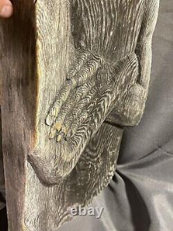 Sculpture suspendue figurative en relief profond en bois sculpté d'art populaire vintage