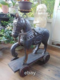 Sculpture unique en bois sculpté à la main d'un cheval vintage sur roues, art populaire