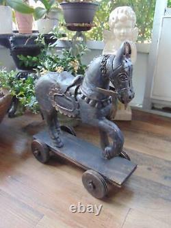 Sculpture unique en bois sculpté à la main d'un cheval vintage sur roues, art populaire