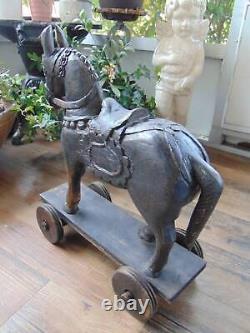 Sculpture unique en bois sculpté à la main d'un cheval vintage sur roues, art populaire