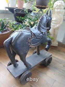 Sculpture unique en bois sculpté à la main d'un cheval vintage sur roues, art populaire
