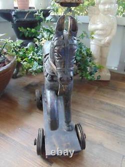 Sculpture unique en bois sculpté à la main d'un cheval vintage sur roues, art populaire