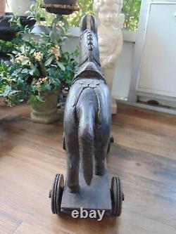 Sculpture unique en bois sculpté à la main d'un cheval vintage sur roues, art populaire