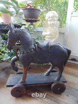 Sculpture unique en bois sculpté à la main d'un cheval vintage sur roues, art populaire