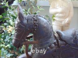 Sculpture unique en bois sculpté à la main d'un cheval vintage sur roues, art populaire