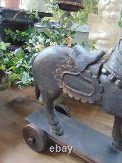 Sculpture unique en bois sculpté à la main d'un cheval vintage sur roues, art populaire