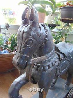 Sculpture unique en bois sculpté à la main d'un cheval vintage sur roues, art populaire