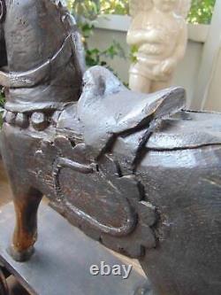 Sculpture unique en bois sculpté à la main d'un cheval vintage sur roues, art populaire