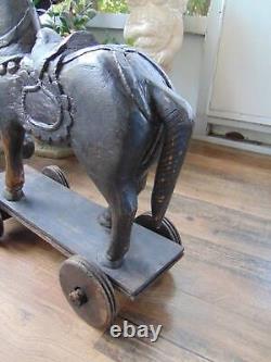 Sculpture unique en bois sculpté à la main d'un cheval vintage sur roues, art populaire