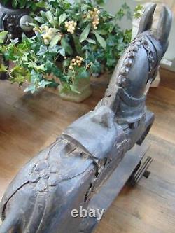 Sculpture unique en bois sculpté à la main d'un cheval vintage sur roues, art populaire