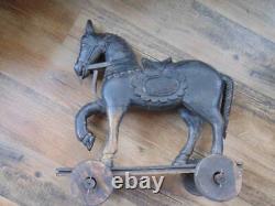 Sculpture unique en bois sculpté à la main d'un cheval vintage sur roues, art populaire