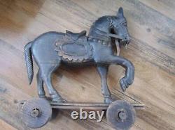 Sculpture unique en bois sculpté à la main d'un cheval vintage sur roues, art populaire