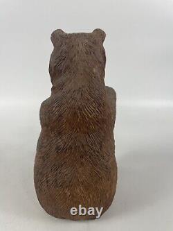 Séquoia Redwood Rare Bears Folk Art Bear Wood Carved Hand Signed Dated'85
  <br/> 
<br/>Traduction en français : Ours en bois sculpté à la main en bois de séquoia rouge rare, signé et daté de 1985