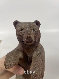 Séquoia Redwood Rare Bears Folk Art Bear Wood Carved Hand Signed Dated'85<br/>  <br/>Traduction en français : Ours en bois sculpté à la main en bois de séquoia rouge rare, signé et daté de 1985
