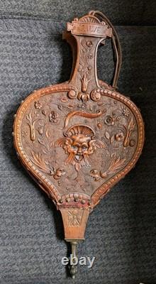Soufflet d'art populaire en bois sculpté de démon dragon homme vert français antique des années 1870/1880.