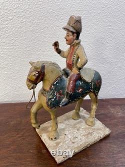 Statue ancienne en art populaire, cheval sculpté et peint à la main avec cavalier