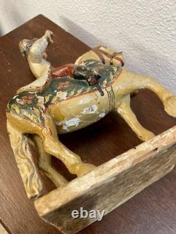 Statue ancienne en art populaire, cheval sculpté et peint à la main avec cavalier