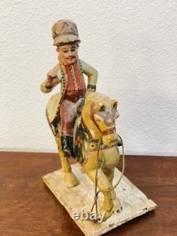 Statue ancienne en art populaire, cheval sculpté et peint à la main avec cavalier