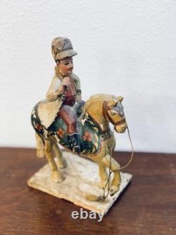 Statue ancienne en art populaire, cheval sculpté et peint à la main avec cavalier