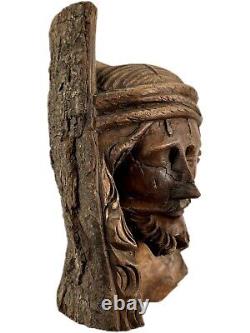 Statue d'art populaire chrétienne en bois sculpté à la main de Jésus-Christ sur écorce d'arbre