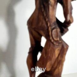 Statue d'art populaire en bois sculpté à la main des Caraïbes / Tropicales Vintage Fermier de 2 pieds de haut