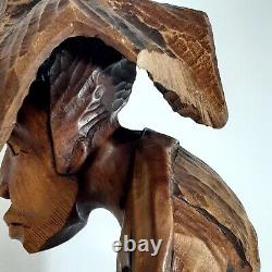 Statue d'art populaire en bois sculpté à la main des Caraïbes / Tropicales Vintage Fermier de 2 pieds de haut