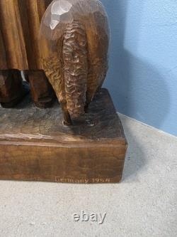 Statue d'art populaire vintage de 1954 en bois sculpté à la main de berger allemand et d'animaux, 17 pouces de hauteur