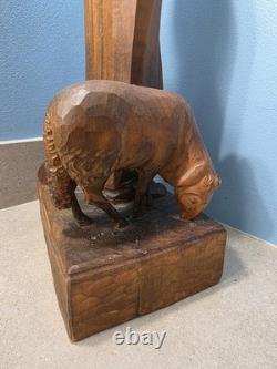 Statue d'art populaire vintage de 1954 en bois sculpté à la main de berger allemand et d'animaux, 17 pouces de hauteur