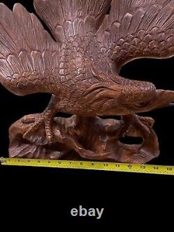 Statue de grand aigle en bois sculpté à la main, art populaire américain.