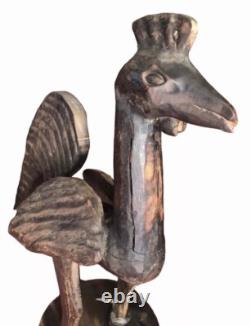 Statue de poulet en bois sculpté à la main, art populaire antique, primitive et rustique, oiseau de ferme.