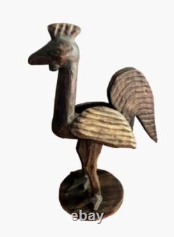 Statue de poulet en bois sculpté à la main, art populaire antique, primitive et rustique, oiseau de ferme.