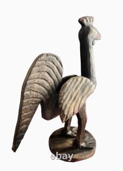 Statue de poulet en bois sculpté à la main, art populaire antique, primitive et rustique, oiseau de ferme.