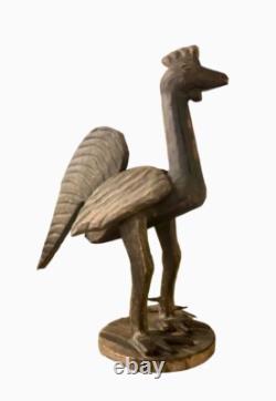 Statue de poulet en bois sculpté à la main, art populaire antique, primitive et rustique, oiseau de ferme.