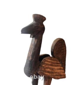 Statue de poulet en bois sculpté à la main, art populaire antique, primitive et rustique, oiseau de ferme.
