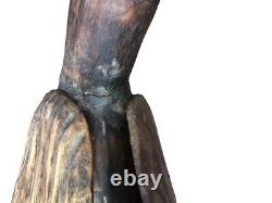 Statue de poulet en bois sculpté à la main, art populaire antique, primitive et rustique, oiseau de ferme.