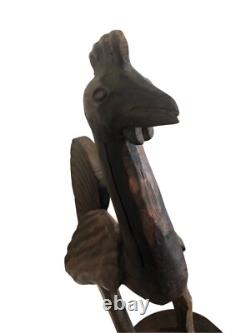Statue de poulet en bois sculpté à la main, art populaire antique, primitive et rustique, oiseau de ferme.