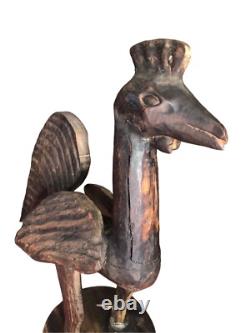 Statue de poulet en bois sculpté à la main, art populaire antique, primitive et rustique, oiseau de ferme.