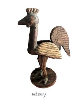 Statue de poulet en bois sculpté à la main, art populaire antique, primitive et rustique, oiseau de ferme.