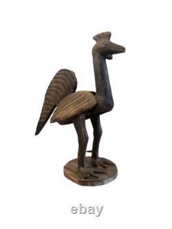 Statue de poulet en bois sculpté à la main, art populaire antique, primitive et rustique, oiseau de ferme.
