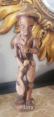 Statue de sculpture en bois sculpté à la main d'art populaire homme fumant la pipe, 19,5 pouces de haut