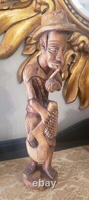 Statue de sculpture en bois sculpté à la main d'art populaire homme fumant la pipe, 19,5 pouces de haut