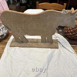 Statue de vache en bois sculptée à la main vintage, art populaire rustique de ferme