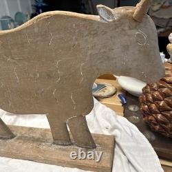 Statue de vache en bois sculptée à la main vintage, art populaire rustique de ferme