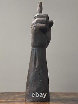 Statue en bois antique de grande taille représentant un doigt pointé, sculptée à la main dans un style artisanal populaire.