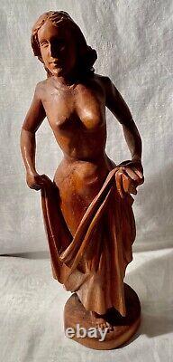 Statue en bois sculpté à la main d'art populaire français vintage
