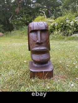 Statue en bois sculptée à la tronçonneuse de la tête du Moaï de l'Île de Pâques - Art populaire de la sculpture sur bois.