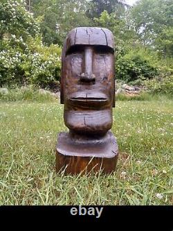 Statue en bois sculptée à la tronçonneuse de la tête du Moaï de l'Île de Pâques - Art populaire de la sculpture sur bois.