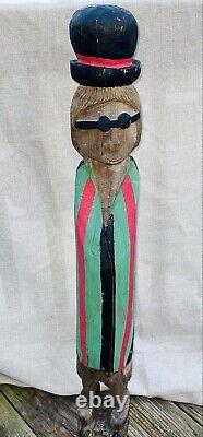 Statue en bois sculptée et peinte à la main, unique dans son genre, représentant un homme avec un chapeau melon et des lunettes - 36