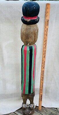Statue en bois sculptée et peinte à la main, unique dans son genre, représentant un homme avec un chapeau melon et des lunettes - 36